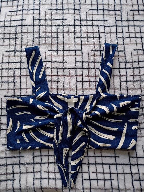 H&M Tops - H&M Navy Patterned Scarf Front Crop Top Size Large NWOT